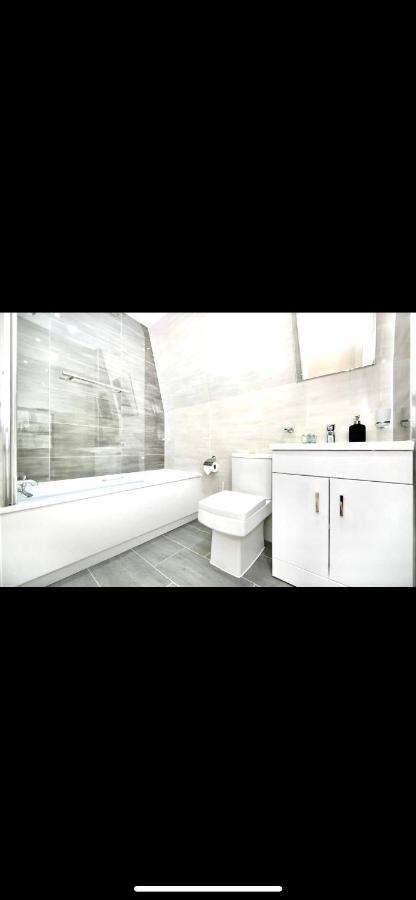 Lovely 2 Bedroom Serviced Penthouse Battersea Park Road Лондон Экстерьер фото